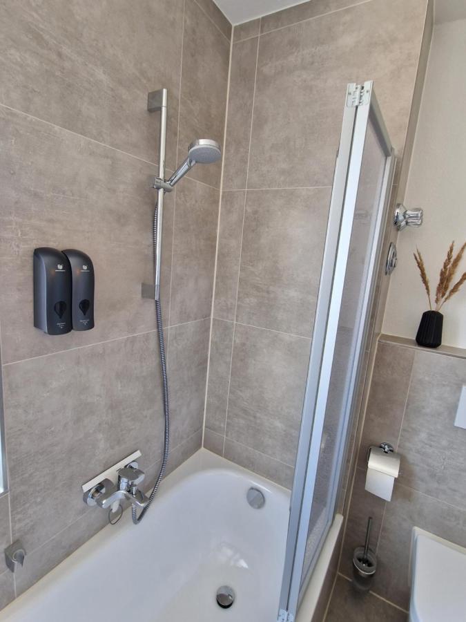 C4S Come4Stay Altoetting - 3-Zi Whg I Zentrale Lage I Parkplatz I Balkon I Wifi I Smarttv I 1 Kingsize, 1 Queensize Bett I Office Arbeitsplatz I Wohnbereich Mit Couch Und Essbereich I Voll Ausgestattete Kueche I Nespresso Eksteriør billede
