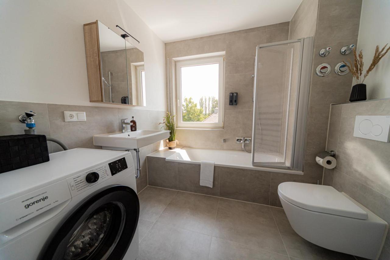 C4S Come4Stay Altoetting - 3-Zi Whg I Zentrale Lage I Parkplatz I Balkon I Wifi I Smarttv I 1 Kingsize, 1 Queensize Bett I Office Arbeitsplatz I Wohnbereich Mit Couch Und Essbereich I Voll Ausgestattete Kueche I Nespresso Eksteriør billede